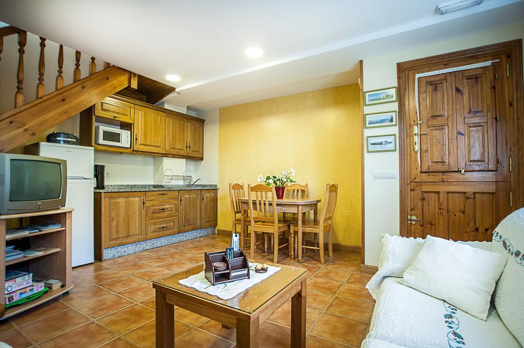 Apartamentos El Pradon De Santa Marina Parres de Llanes Rum bild