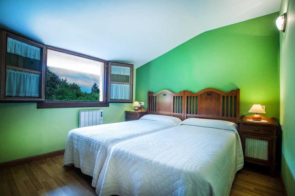 Apartamentos El Pradon De Santa Marina Parres de Llanes Rum bild