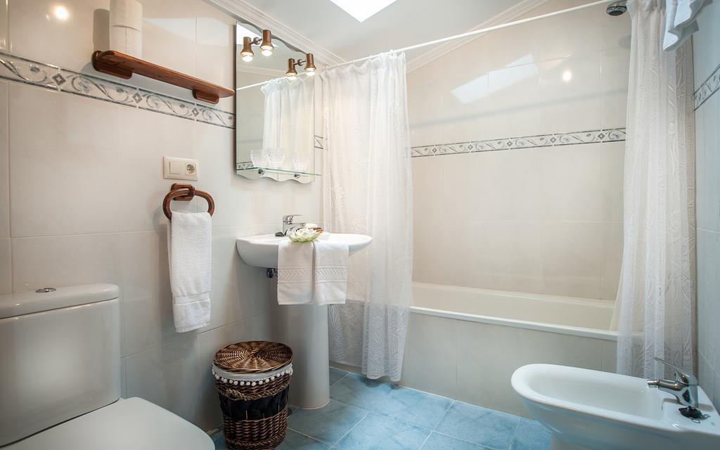 Apartamentos El Pradon De Santa Marina Parres de Llanes Rum bild