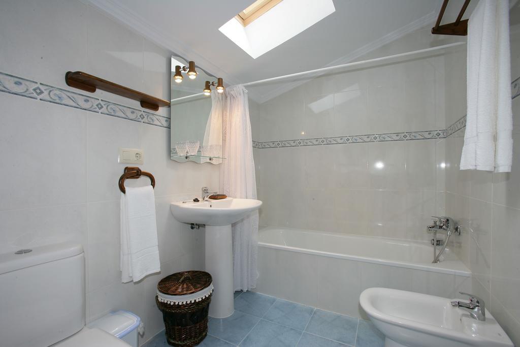 Apartamentos El Pradon De Santa Marina Parres de Llanes Rum bild